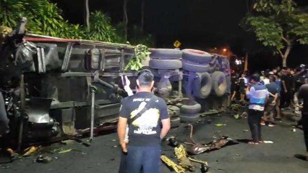 Truk Boks Rem Blong Tabrak 3 Motor di Salatiga, 1 Orang Tewas 4 Luka Truk Boks Rem Blong Tabrak 3 Motor di Salatiga, 1 Orang Tewas 4 Luka
