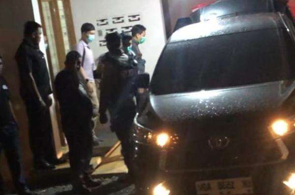 1 Koper Dokumen Dibawa KPK dari Rumah Jabatan Kepala Dinas PUPR Sumut 1 Koper Dokumen Dibawa KPK dari Rumah Jabatan Kepala Dinas PUPR Sumut