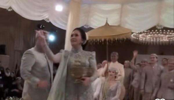 Viral Maia Estianty dan Irwan Musry Sawer Koin Emas di Pernikahan Al Ghazali-Alyssa Daguise, Netizen Auto Ngiler Viral Maia Estianty dan Irwan Musry Sawer Koin Emas di Pernikahan Al Ghazali-Alyssa Daguise, Netizen Auto Ngiler