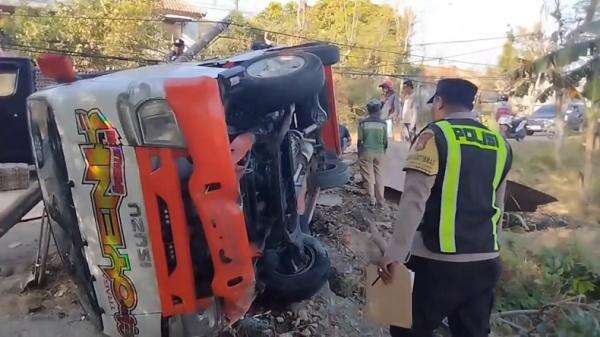Hindari Kendaraan dari Arah Berlawanan, Mobil Bak Muat Ribuan Telur Terguling di Sampang Hindari Kendaraan dari Arah Berlawanan, Mobil Bak Muat Ribuan Telur Terguling di Sampang