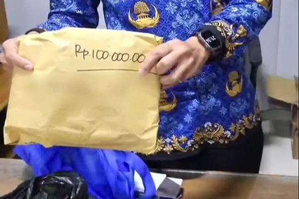 Detik-Detik KPK Sita Uang Rp665 Juta saat OTT Rektor Unsoed, Disimpan dalam Amplop Detik-Detik KPK Sita Uang Rp665 Juta saat OTT Rektor Unsoed, Disimpan dalam Amplop