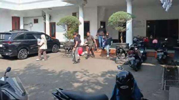 KPK OTT di Klaten, Bupati Hamenang Wajar Ismoyo dan Sejumlah Pejabat Dikabarkan Ikut Dibawa KPK OTT di Klaten, Bupati Hamenang Wajar Ismoyo dan Sejumlah Pejabat Dikabarkan Ikut Dibawa