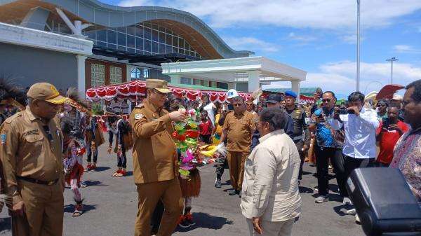 Wamendagri Ribka Haluk Tiba di Nabire, Disambut Meriah dengan Adat Papua Wamendagri Ribka Haluk Tiba di Nabire, Disambut Meriah dengan Adat Papua