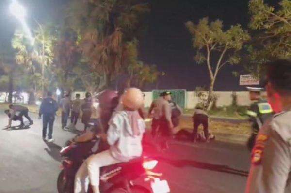 Terekam Video! Remaja Bonceng Tiga di Motor Tabrak Polisi saat Razia di Makassar Terekam Video! Remaja Bonceng Tiga di Motor Tabrak Polisi saat Razia di Makassar