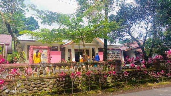 Mahasiswa KKN UNM Bersihkan Kantor Lurah Bulu Tana Malino, Dukung Program "ANNANGKASI" Mahasiswa KKN UNM Bersihkan Kantor Lurah Bulu Tana Malino, Dukung Program "ANNANGKASI"