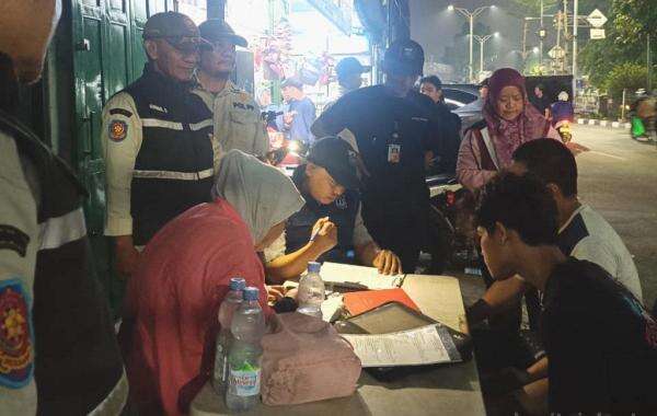 Marak Pembuangan Sampah Liar di Jalan Raya Bogor, Pemkot Jaktim Dirikan 3 Posko dan Masifkan OTT Marak Pembuangan Sampah Liar di Jalan Raya Bogor, Pemkot Jaktim Dirikan 3 Posko dan Masifkan OTT