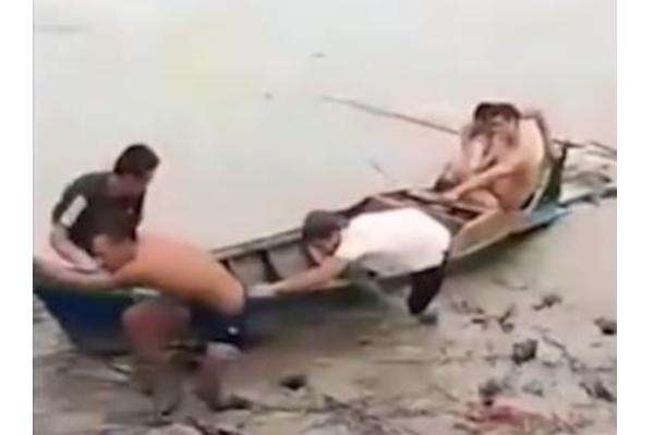 Nelayan Inhil Diterkam Buaya 5 Meter hingga Luka-Luka, Bertahan di Sampan 6 Jam Nelayan Inhil Diterkam Buaya 5 Meter hingga Luka-Luka, Bertahan di Sampan 6 Jam