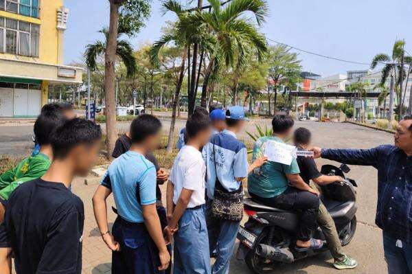Rekonstruksi, Terungkap Cara Pelajar Bekasi Berangkat ke Jakarta Ikut Demo Ricuh Rekonstruksi, Terungkap Cara Pelajar Bekasi Berangkat ke Jakarta Ikut Demo Ricuh