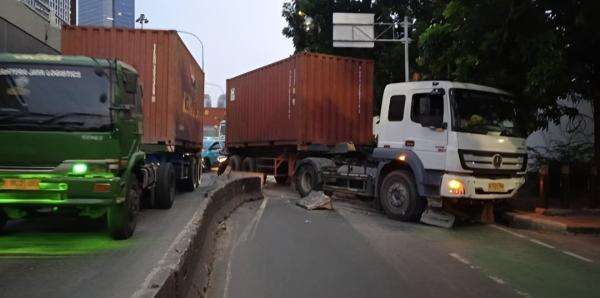 Kecelakaan Truk Kontainer di Tomang Picu Macet, Sejumlah Rute Transjakarta Terlambat Kecelakaan Truk Kontainer di Tomang Picu Macet, Sejumlah Rute Transjakarta Terlambat
