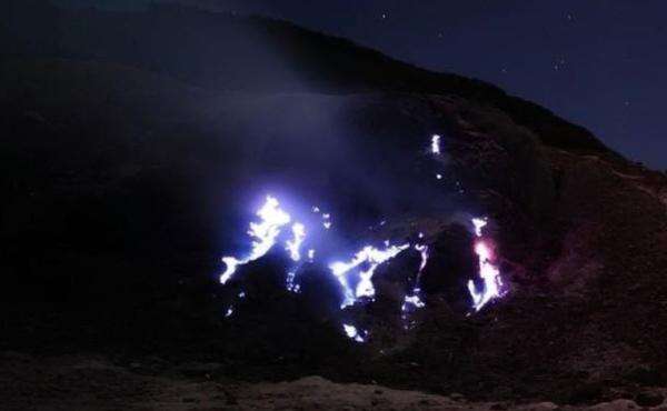 Blue Fire Muncul di Gunung Papandayan, Bahaya Gas Vulkanik Blue Fire Muncul di Gunung Papandayan, Bahaya Gas Vulkanik