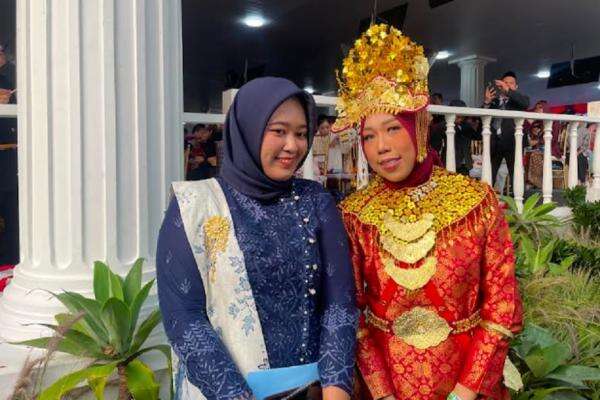 Rela Terbang dari Palembang, Yuniatika Pakai Baju Adat Hadiri HUT ke-81 RI di Istana Rela Terbang dari Palembang, Yuniatika Pakai Baju Adat Hadiri HUT ke-81 RI di Istana