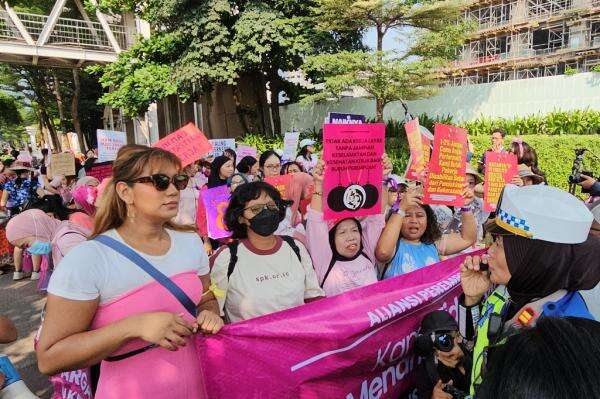 Aliansi Perempuan Long March ke Istana, Bawa Beragam Poster hingga Alat Dapur Aliansi Perempuan Long March ke Istana, Bawa Beragam Poster hingga Alat Dapur