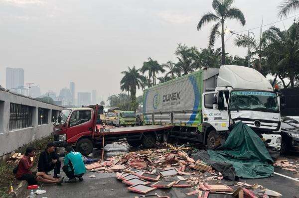 Kecelakaan 2 Truk di Depan Gedung DPR, Keramik Berserakan Bikin Jalan Gatsu Macet Parah Kecelakaan 2 Truk di Depan Gedung DPR, Keramik Berserakan Bikin Jalan Gatsu Macet Parah