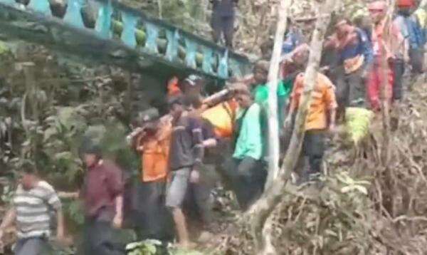 Detik-Detik Mengerikan Wisatawan Wanita Tewas Jatuh dari Air Terjun di Limapuluh Kota Detik-Detik Mengerikan Wisatawan Wanita Tewas Jatuh dari Air Terjun di Limapuluh Kota