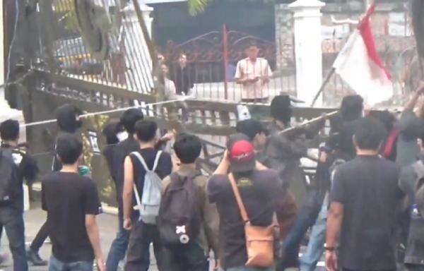 Aksi Demo Karhutla di Jambi Ricuh, Massa Robohkan Pagar Kantor Gubernur Aksi Demo Karhutla di Jambi Ricuh, Massa Robohkan Pagar Kantor Gubernur