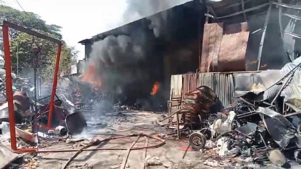 Gudang Pengolahan Barang Bekas di Nganjuk Terbakar, Kerugian Ratusan Juta Gudang Pengolahan Barang Bekas di Nganjuk Terbakar, Kerugian Ratusan Juta