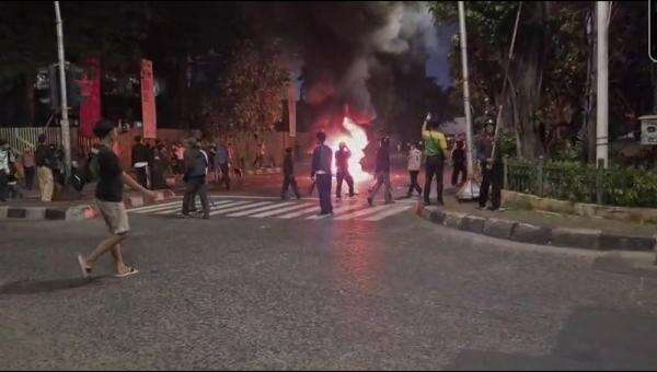 Dipukul Mundur dari DPR, Massa Bakar Motor di Pos Polisi Pejompongan Dipukul Mundur dari DPR, Massa Bakar Motor di Pos Polisi Pejompongan