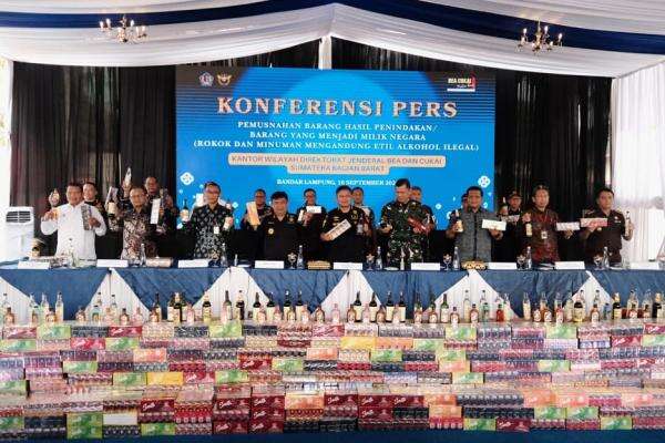 Bea Cukai Sumbagbar dan Bandar Lampung Musnahkan Rokok-Miras Ilegal Rp68,8 M Bea Cukai Sumbagbar dan Bandar Lampung Musnahkan Rokok-Miras Ilegal Rp68,8 M