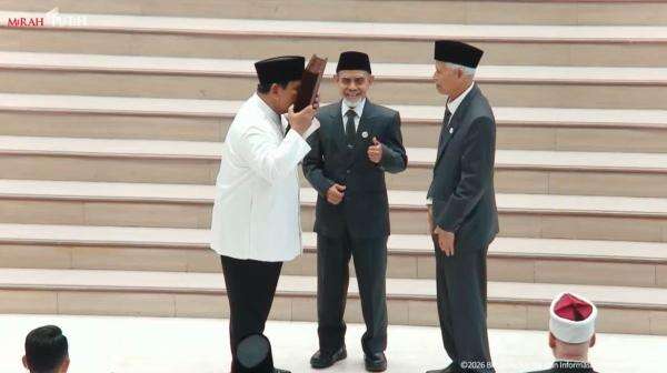 Momen Prabowo Cium Alquran Hadiah Santri Gontor Momen Prabowo Cium Alquran Hadiah Santri Gontor