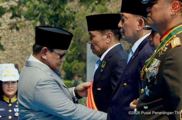 HUT ke-81 TNI, Prabowo Beri Tanda Kehormatan ke Menhan Sjafrie hingga Djamari Chaniago HUT ke-81 TNI, Prabowo Beri Tanda Kehormatan ke Menhan Sjafrie hingga Djamari Chaniago