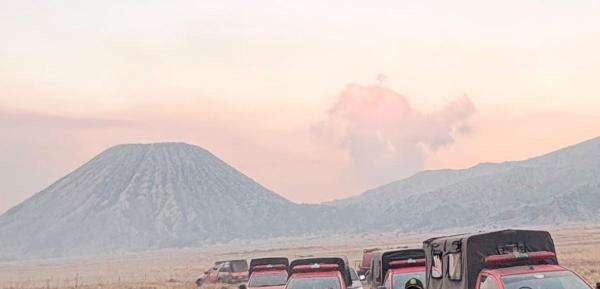 Kebakaran di Bromo Padam, Petugas Fokus Lakukan Pendinginan Kebakaran di Bromo Padam, Petugas Fokus Lakukan Pendinginan