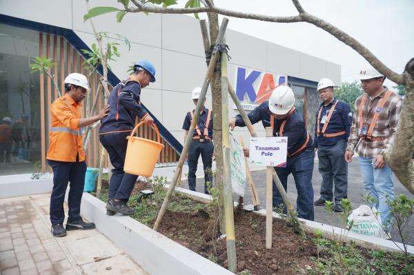KAI Gencarkan Penanaman Pohon untuk Kurangi Emisi Karbon Kereta Api KAI Gencarkan Penanaman Pohon untuk Kurangi Emisi Karbon Kereta Api