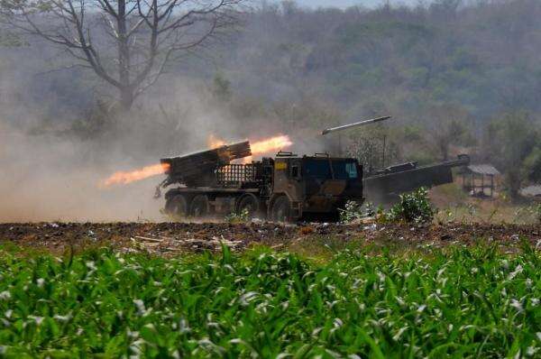 Sangar! Momen Marinir TNI AL dan Pasukan Australia Gempur Sasaran di Situbondo Sangar! Momen Marinir TNI AL dan Pasukan Australia Gempur Sasaran di Situbondo