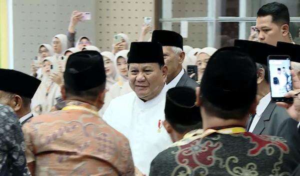 Pakai Baju Koko Putih, Prabowo Tiba di Pondok Modern Darussalam Gontor Pakai Baju Koko Putih, Prabowo Tiba di Pondok Modern Darussalam Gontor