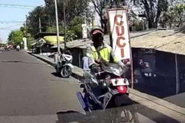 Viral Pengendara Motor Lawan Arah Tendang Spion Mobil di Sidoarjo lalu Kabur Viral Pengendara Motor Lawan Arah Tendang Spion Mobil di Sidoarjo lalu Kabur