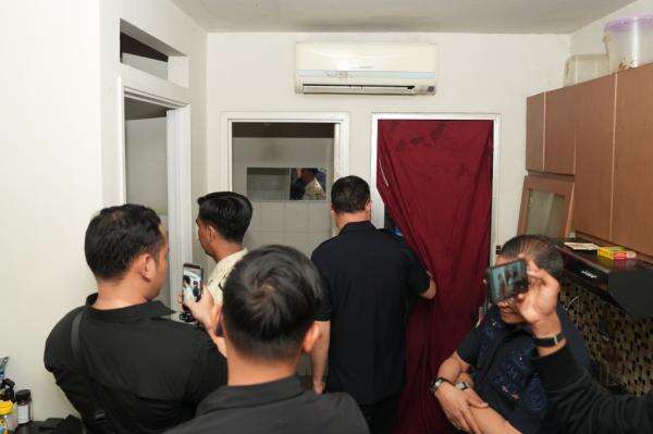 Dirjen Imigrasi Hendarsam Pimpin Razia di Apartemen Kalibata City, 45 WNA Diamankan Dirjen Imigrasi Hendarsam Pimpin Razia di Apartemen Kalibata City, 45 WNA Diamankan