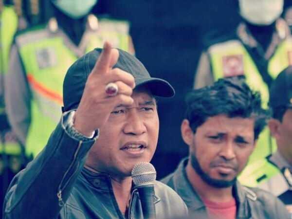 Bagi-bagi Beras Paslon Blitar Rijanto-Beky Dicurigai ada Pamrih Elektoral Pilkada Bagi-bagi Beras Paslon Blitar Rijanto-Beky Dicurigai ada Pamrih Elektoral Pilkada