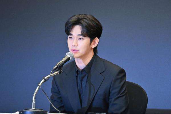 Gold Medalist Berterima Kasih kepada Penggemar yang Tetap Mendukung Kim Soo-hyun Gold Medalist Berterima Kasih kepada Penggemar yang Tetap Mendukung Kim Soo-hyun