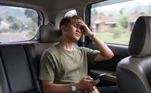 Mengapa Main HP saat Naik Mobil Bikin Mual? Ini Penjelasan Dokter Mengapa Main HP saat Naik Mobil Bikin Mual? Ini Penjelasan Dokter