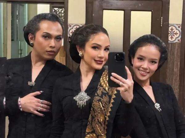 Kronologi Lengkap Pria Berkebaya di Kirab Malam 1 Suro Mangkunegaran, Berujung Minta Maaf Kronologi Lengkap Pria Berkebaya di Kirab Malam 1 Suro Mangkunegaran, Berujung Minta Maaf
