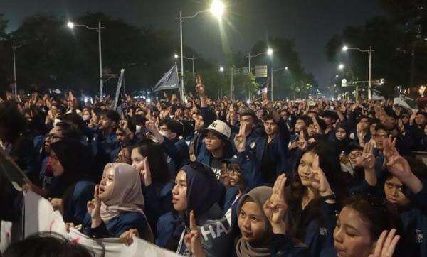 Massa Demo Mahasiswa Membubarkan Diri, Acungkan Salam 3 Jari Massa Demo Mahasiswa Membubarkan Diri, Acungkan Salam 3 Jari
