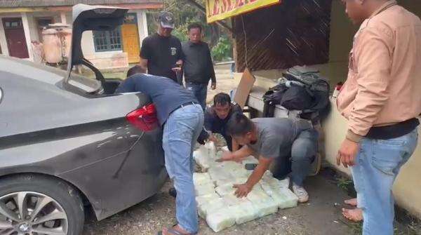 Sedan Mewah BMW Dipakai Selundupkan 50 Kg Sabu di Bakauheni, 3 Kurir Terancam Hukuman Mati! Sedan Mewah BMW Dipakai Selundupkan 50 Kg Sabu di Bakauheni, 3 Kurir Terancam Hukuman Mati!