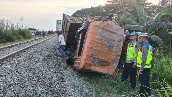 Truk Ringsek Ditabrak KA Putri Deli di Serdang Bedagai, Sopir Tewas Truk Ringsek Ditabrak KA Putri Deli di Serdang Bedagai, Sopir Tewas