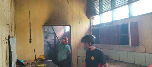 Laboratorium IPA SMPN 7 Sinjai Terbakar, Asap Tebal Kepung Ruangan Laboratorium IPA SMPN 7 Sinjai Terbakar, Asap Tebal Kepung Ruangan