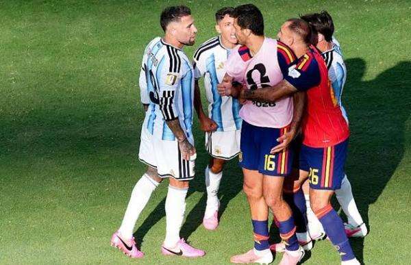 Isi Percakapan Panas Nicolas Otamendi dan Rodri Terbongkar, Netizen Heboh! Isi Percakapan Panas Nicolas Otamendi dan Rodri Terbongkar, Netizen Heboh!