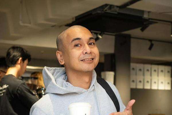Raditya Dika Tertahan di Doha, Pesawat Putar Balik Imbas Erupsi Gunung Anak Krakatau Raditya Dika Tertahan di Doha, Pesawat Putar Balik Imbas Erupsi Gunung Anak Krakatau