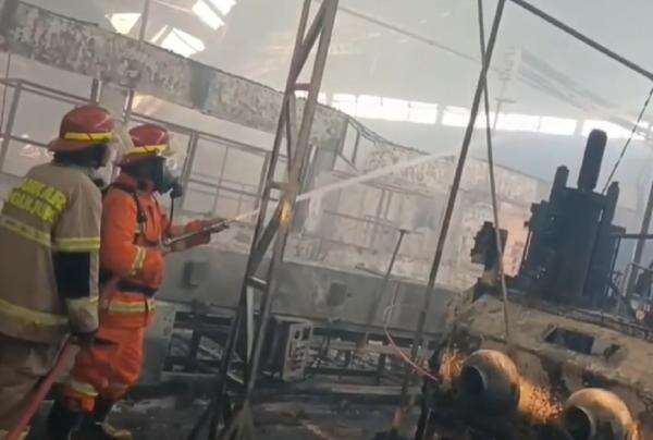 Kebakaran Pabrik Speaker Aktif di Nganjuk Padam usai Hampir 5 Jam Kebakaran Pabrik Speaker Aktif di Nganjuk Padam usai Hampir 5 Jam