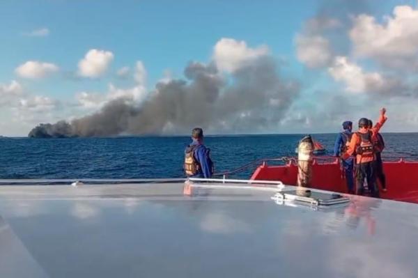 Detik-Detik KMP Putri Yasmin Terbakar di Perairan Selat Lombok, Tim SAR Evakuasi Penumpang Detik-Detik KMP Putri Yasmin Terbakar di Perairan Selat Lombok, Tim SAR Evakuasi Penumpang