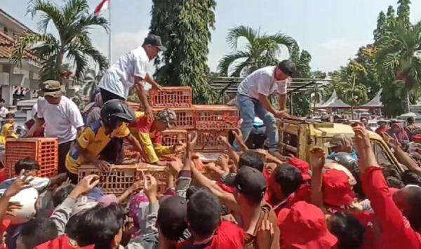Pembagian 15.000 Ayam Petelur Gratis di Kendal Ricuh, Banyak Anak Terjepit Pembagian 15.000 Ayam Petelur Gratis di Kendal Ricuh, Banyak Anak Terjepit