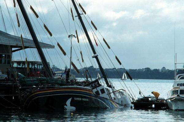 Peristiwa 10 Juli: Kapal Greenpeace Tenggelam Dibom Agen Rahasia Prancis Peristiwa 10 Juli: Kapal Greenpeace Tenggelam Dibom Agen Rahasia Prancis