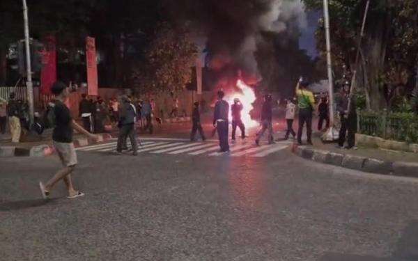 Polda Metro Ungkap Pelaku Perusakan hingga Pembakaran di Sekitar Gedung DPR Polda Metro Ungkap Pelaku Perusakan hingga Pembakaran di Sekitar Gedung DPR