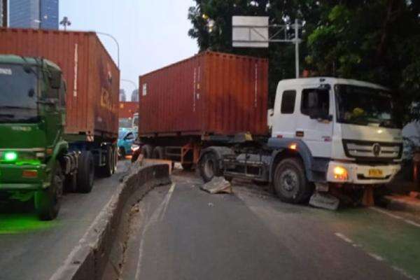 Transjakarta Alihkan Koridor 9 Pluit-Pinang Ranti Gara-gara Truk Kontainer Tabrak Separator di Tomang Transjakarta Alihkan Koridor 9 Pluit-Pinang Ranti Gara-gara Truk Kontainer Tabrak Separator di Tomang