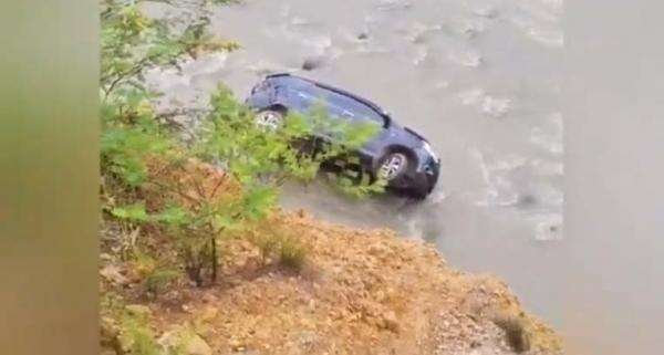 Kecelakaan Hari Ini Minibus Terjun Bebas ke Sungai Batang Gadis, Sopir Tak Kuasai Jalur Sempit Kecelakaan Hari Ini Minibus Terjun Bebas ke Sungai Batang Gadis, Sopir Tak Kuasai Jalur Sempit