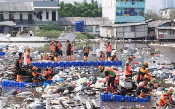 DLH DKI Angkut 137 Ton Sampah dari Pesisir Tanggul Laut Muara Baru dalam 3 Hari DLH DKI Angkut 137 Ton Sampah dari Pesisir Tanggul Laut Muara Baru dalam 3 Hari