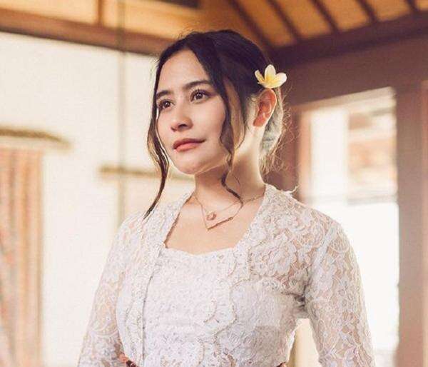 Style Rambut Selain Sanggul yang Cocok Dipadukan dengan Kebaya Style Rambut Selain Sanggul yang Cocok Dipadukan dengan Kebaya