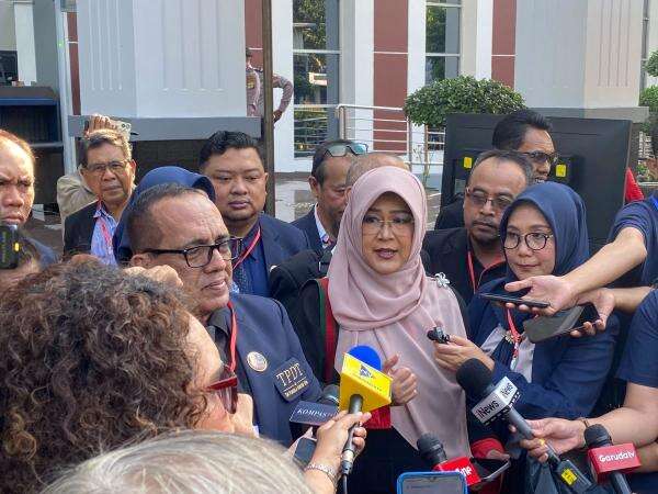 Jalani Sidang Perdana Kasus Ijazah Jokowi, Dokter Tifa Didampingi 25 Advokat Jalani Sidang Perdana Kasus Ijazah Jokowi, Dokter Tifa Didampingi 25 Advokat